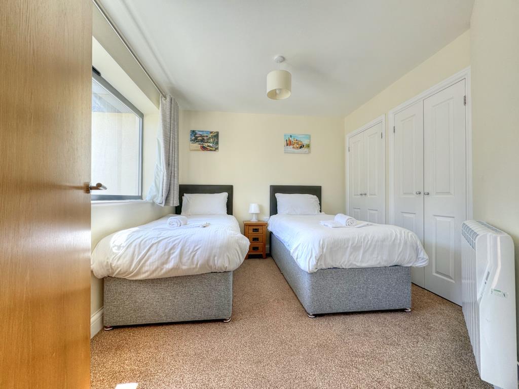 Lot: 120 - TOP FLOOR HOLIDAY APARTMENT FOR INVESTMENT - Bedroom Two